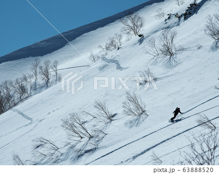 雪庇を背景に滑走するボーダー 63888520