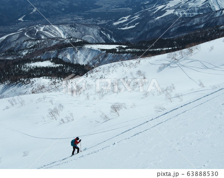 白馬村を背景に休息する山スキーヤー 63888530