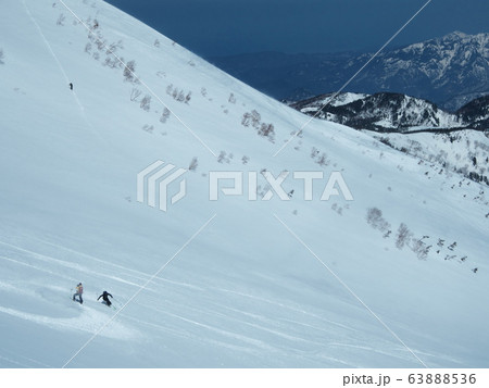 天狗原を滑走する山スキーヤーと撮影するカメラマン 天狗原を滑走する山スキーヤーと撮影するカメラマン 63888536