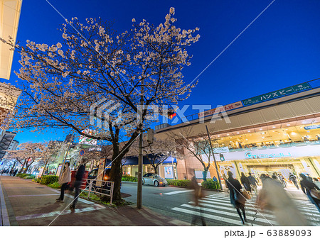 日本の横浜都市景観　たまプラーザ駅前などを望む 63889093