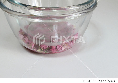 桜の塩漬け 63889763