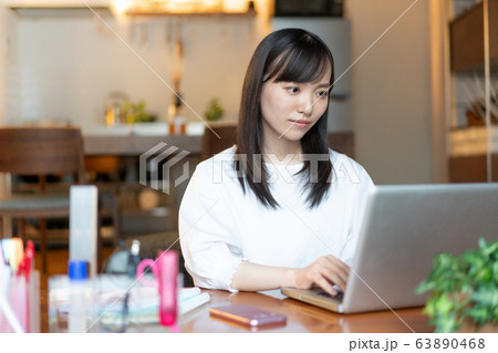 自宅でテレワークをする若い女性 63890468