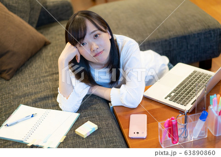自宅でくつろぐ若い女性 63890860