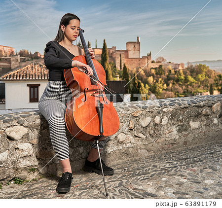 Woman playing the cello in one of the mostの写真素材 [63891179