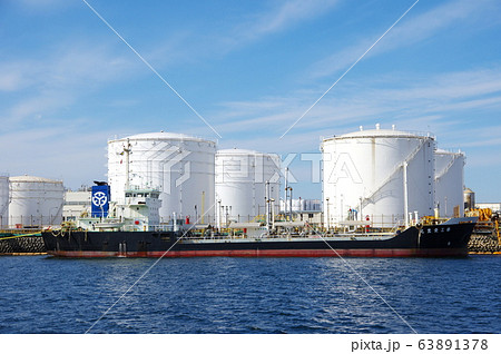 内航タンカーと石油タンク 63891378