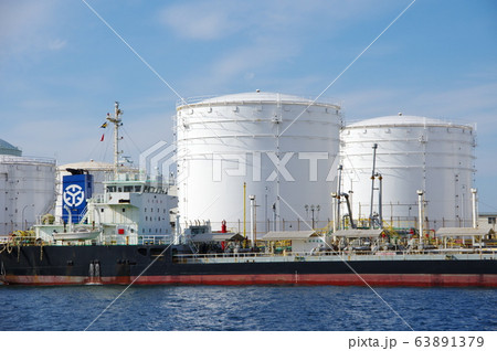 内航タンカーと石油タンク 63891379