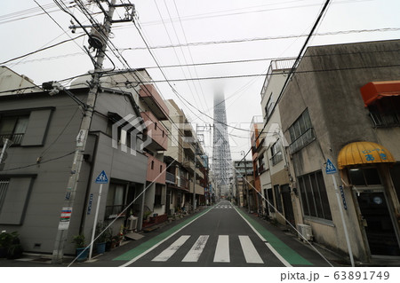 下町の街並みと東京スカイツリーの写真素材