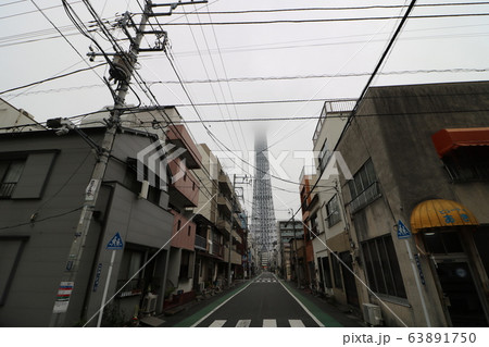 下町の街並みと東京スカイツリーの写真素材