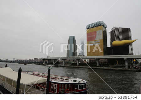 浅草の吾妻橋から見た東京スカイツリーとアサヒビール本社 63891754