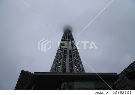 曇り空に上部が消えた東京スカイツリー 曇り空に上部が消えた東京スカイツリー 63892131