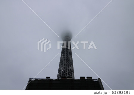 曇り空で上部が消えた東京スカイツリー 63892195