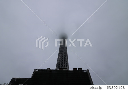 曇り空で上部が消えた東京スカイツリー 63892198