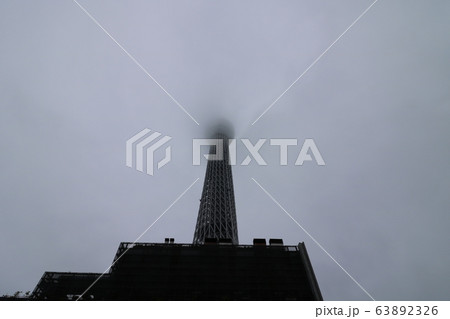 曇り空で上部が消えた東京スカイツリー 63892326