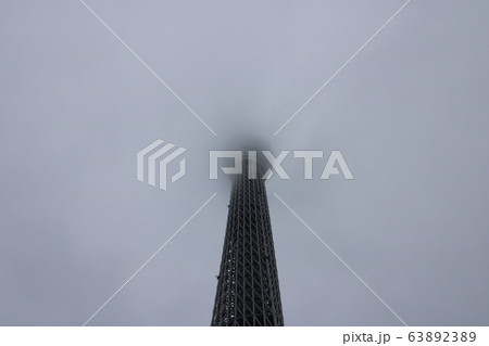 曇り空で上部が消えた東京スカイツリー 63892389