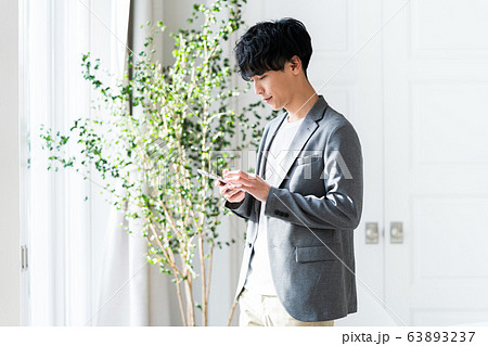 ビジネスマン、スマホ 63893237