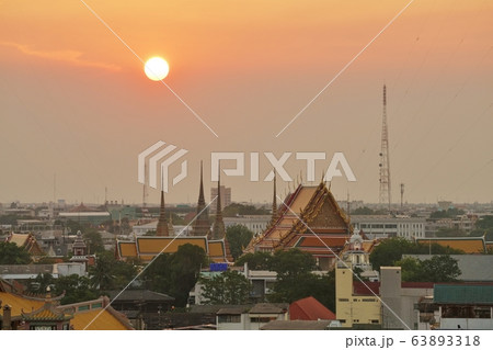 タイ王国バンコク三大寺院のひとつ「ワット・ポー」と夕日 63893318