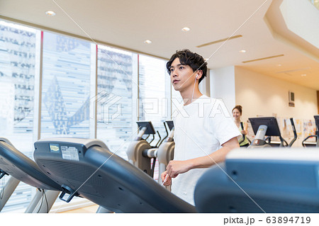 若い男性、スポーツジム 63894719