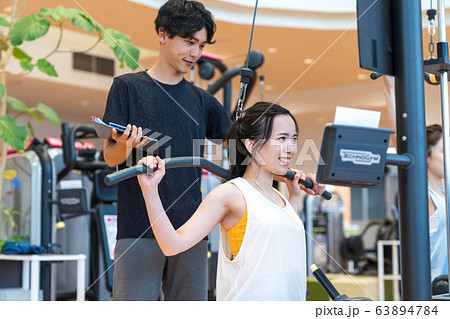 若い女性、スポーツジム 63894784