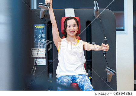 若い女性、スポーツジム 若い女性、スポーツジム 63894862