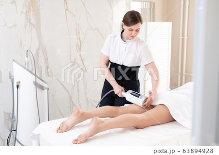Doing LPG body massage 63894928