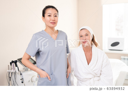 Mature woman visiting her cosmetologist 63894932