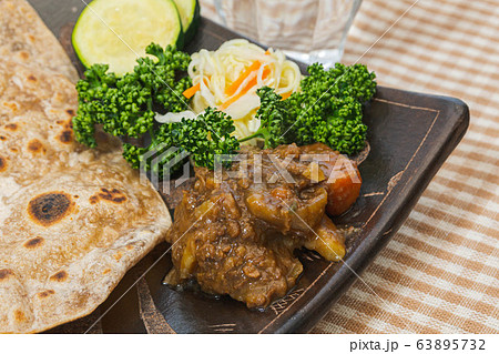 カレーとチャパティ カレーとチャパティ 63895732