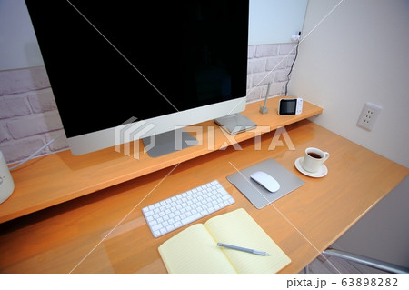書斎のパソコン 在宅勤務 ビジネスイメージ 書斎のパソコン 在宅勤務 ビジネスイメージ 63898282