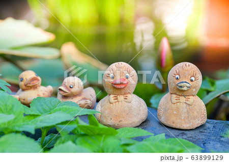 Decorative duck family clay dolls at the backyard. Decorative duck family clay dolls at the backyard. 63899129