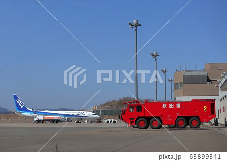 ANA定期便と空港用化学消防車 63899341