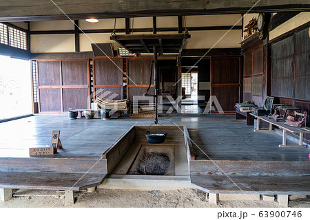 福島県二本松市　春の安達ヶ原ふるさと村　絹の家　内部から外を眺める 63900746