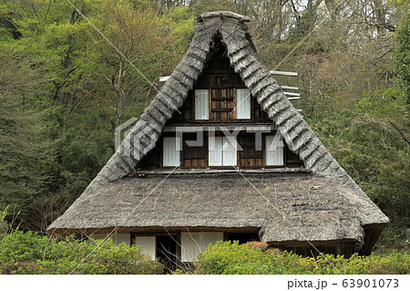 合掌造り　古民家　茅葺屋根　農家 63901073