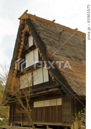 合掌造り　古民家　茅葺屋根　農家 63901075