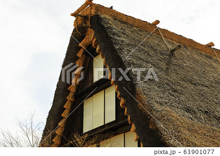 合掌造り　古民家　茅葺屋根　農家 63901077
