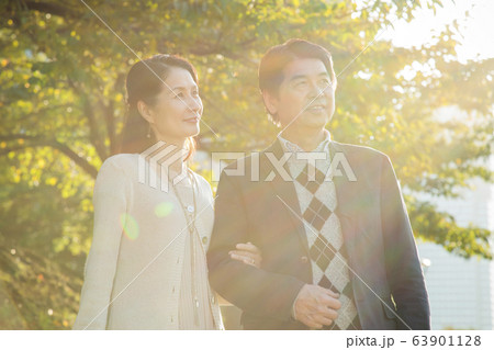 夫婦 カップル デート ミドル ライフスタイル 夫婦 カップル デート ミドル ライフスタイル 63901128
