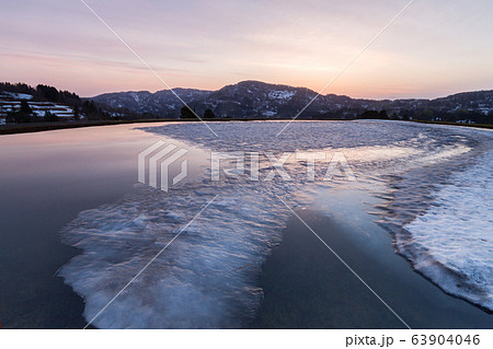 新潟県長岡市山古志 朝焼けを映す雪解けの進む養鯉池 新潟県長岡市山古志 朝焼けを映す雪解けの進む養鯉池 63904046
