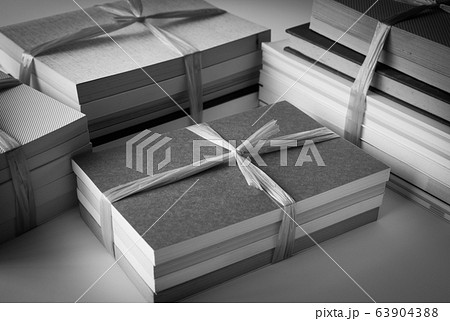 本　断捨離　書籍　処分　引越し　遺品整理　ビニール紐　荷造りヒモ 63904388