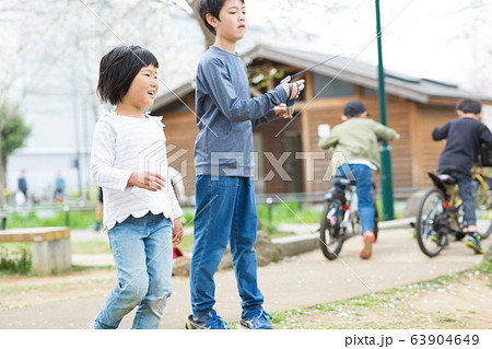 公園で遊ぶ子供達 公園で遊ぶ子供達 63904649