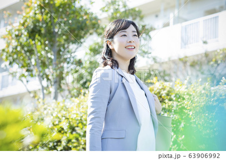 女性　ビジネス　通勤　出社 63906992