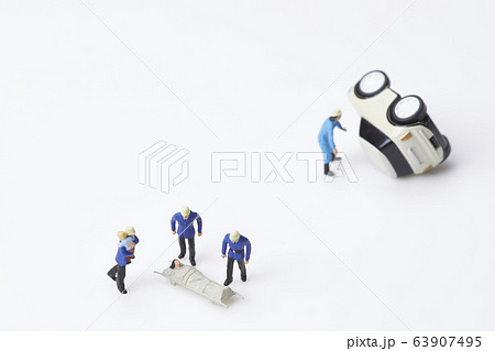 交通事故・患者・病気・怪我・救助のイメージ 63907495