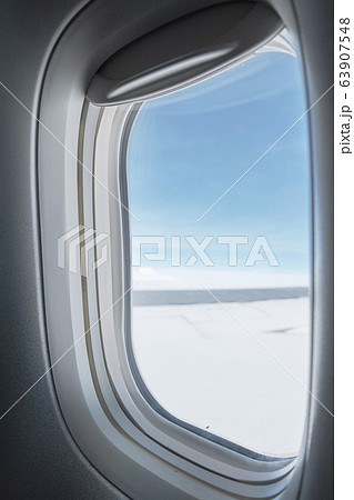 飛行機の窓からの眺め 飛行機の窓からの眺め 63907548
