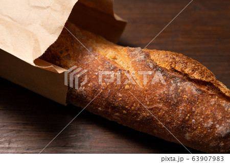 紙袋に入ったバケット 紙袋に入ったバケット 63907983