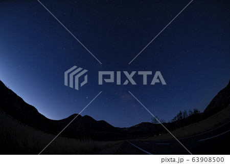 九重連山と天の川 63908500