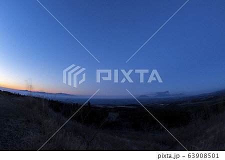 夜明けの久住高原 63908501