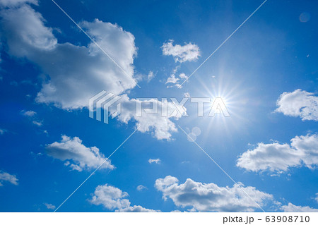 写真素材 青空 太陽 逆光 天気雨 雲 春の空 背景 背景素材 3月 コピースペース の写真素材