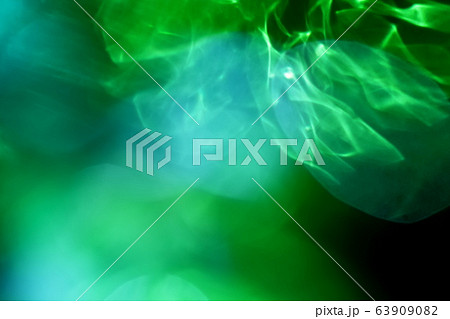抽象的　素材　濃い緑　光　グラデーション 63909082