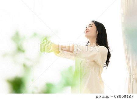 女性　目覚め　ストレッチ 63909137