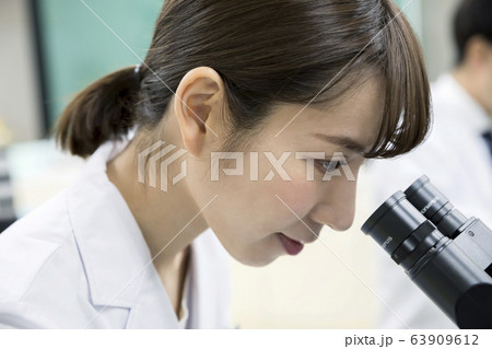 研究 開発 実験イメージ 顕微鏡をのぞく若い女性研究員 研究 開発 実験イメージ 顕微鏡をのぞく若い女性研究員 63909612