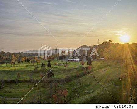 秋の夕暮れのパークゴルフ場　太陽あり 63910605