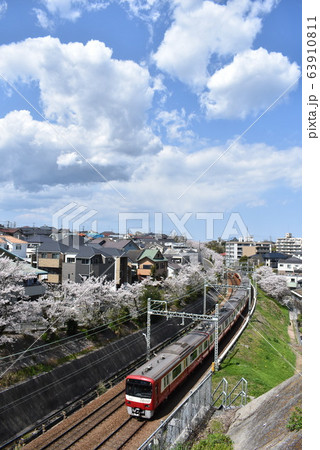 桜と京急線と青空 桜と京急線と青空 63910811
