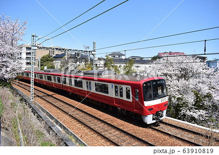 桜と京急電鉄600形電車 63910819